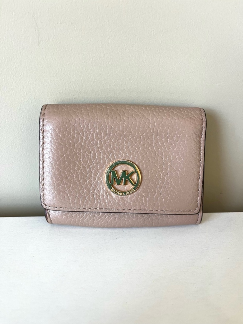 Michael Kors Beige Pebbled Leather Card Case Gold Tone Logo